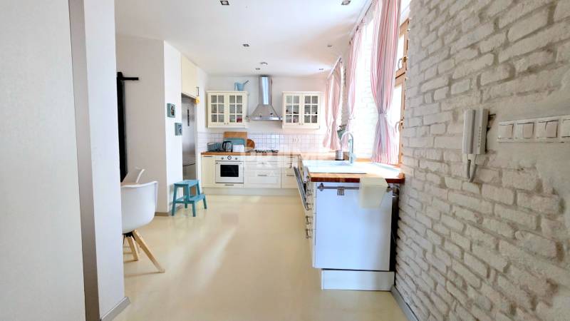 JEDINEČNÝ 2i byt, REKONŠT., 2 X .SAMOST.IZBA, Hviezdoslavovo nám.  - Kuchyňa s bielou tehlovou stenou a veľkými oknami v 2-izbovom byte.