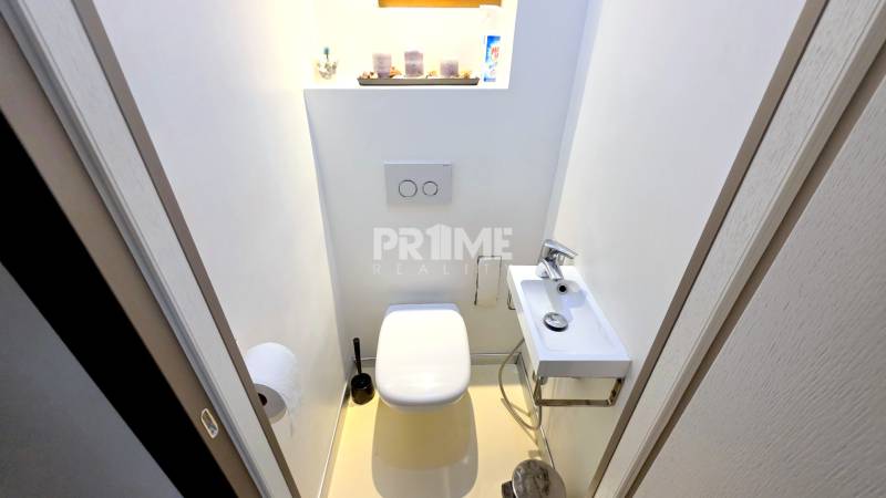 JEDINEČNÝ 2i byt, REKONŠT., 2 X .SAMOST.IZBA, Hviezdoslavovo nám.  - Kompaktná toaleta s umývadlom v 2-izbovom byte, svetlé steny, dekoratívny poličkový výrez.