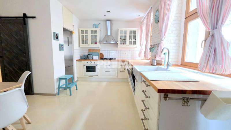 JEDINEČNÝ 2i byt, REKONŠT., 2 X .SAMOST.IZBA, Hviezdoslavovo nám.  - Kuchyňa v 2-izbovom byte s bielymi skrinkami a dreveným dekorom.