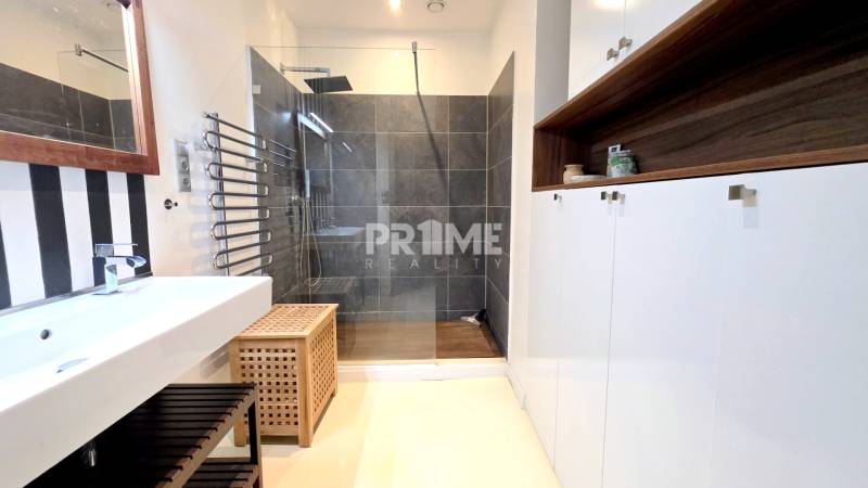 JEDINEČNÝ 2i byt, REKONŠT., 2 X .SAMOST.IZBA, Hviezdoslavovo nám.  - Kúpeľňa v 2-izbovom byte s preskleným sprchovacím kútom, umývadlom a úložnými skrinkami.