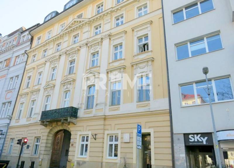 JEDINEČNÝ 2i byt, REKONŠT., 2 X .SAMOST.IZBA, Hviezdoslavovo nám.  - Historická budova na ulici s honosnou fasádou, parkovanie a reštaurácia blízko.