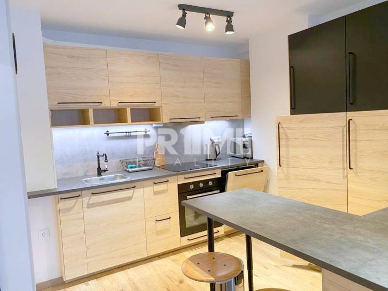 ŠTÝLOVÝ 2i byt, NOVOSTAVBA, BALKÓN, PARKIN, Paričková ulica, NIVY - Moderná kuchyňa v 2-izbovom byte na ulici Páričkova s drevenou kuchynskou linkou.