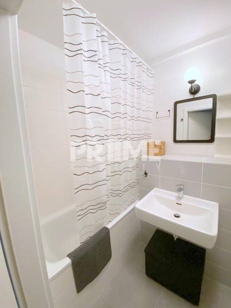 ŠTÝLOVÝ 2i byt, NOVOSTAVBA, BALKÓN, PARKIN, Paričková ulica, NIVY - Kúpeľňa s vaňou a umývadlom v 2-izbovom byte na ulici Páričkova.