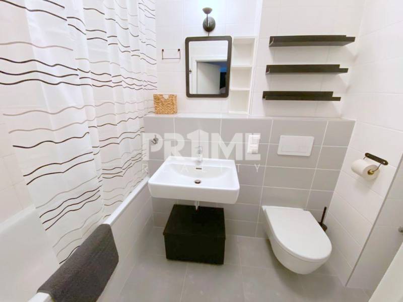 ŠTÝLOVÝ 2i byt, NOVOSTAVBA, BALKÓN, PARKIN, Paričková ulica, NIVY - Kúpeľňa 2-izbového bytu na ulici Páričkova s vaňou, umývadlom a toaletou.