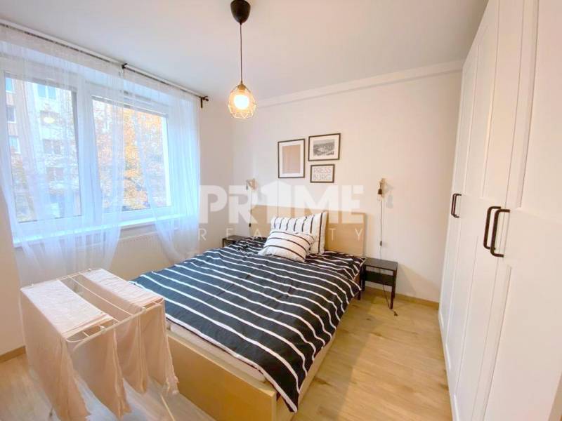 ŠTÝLOVÝ 2i byt, NOVOSTAVBA, BALKÓN, PARKIN, Paričková ulica, NIVY - Svetlá spálňa v 2-izbovom byte s pohodlnou posteľou na ulici Páričkova.