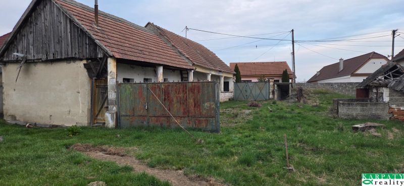 Na predaj stavebný pozemok pre 2 domy v obci Šurovce!