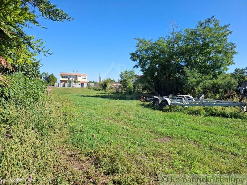 Slnečný pozemok 722m2 v Kravanoch nad Dunajom s výhľadom na maďarské p