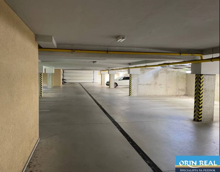 PREDAJ PRIESTRANNÉHO 3 IZB. BYTU NA MUŠKÁTE S GARÁŽOVÝM STÁTIM - Parkovacia garáž na Silvanovej ulici v Pezinku pre 3-izbový byt.