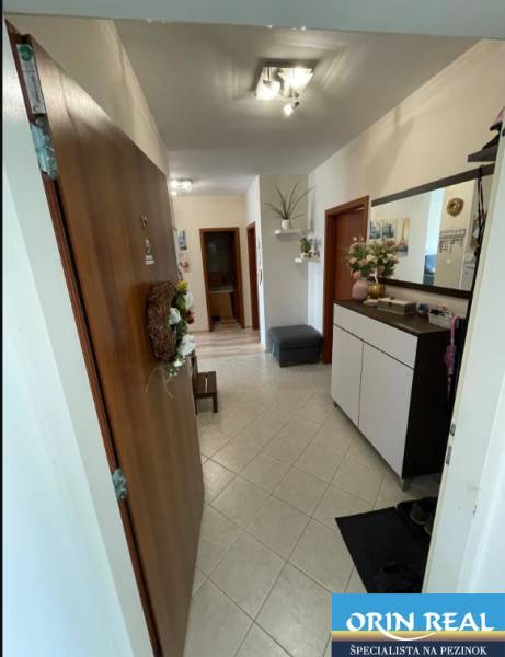 PREDAJ PRIESTRANNÉHO 3 IZB. BYTU NA MUŠKÁTE S GARÁŽOVÝM STÁTIM - Vstupná chodba v 3-izbovom byte s dlažbou a nábytkom.