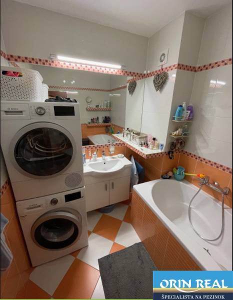 PREDAJ PRIESTRANNÉHO 3 IZB. BYTU NA MUŠKÁTE S GARÁŽOVÝM STÁTIM - Kúpeľňa v 3-izbovom byte s vaňou, umývadlom a práčkou, zariadená prakticky.