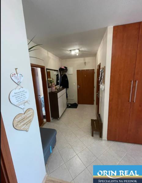 PREDAJ PRIESTRANNÉHO 3 IZB. BYTU NA MUŠKÁTE S GARÁŽOVÝM STÁTIM - Chodba v 3-izbovom byte s dlažbou a vstavanou skriňou.