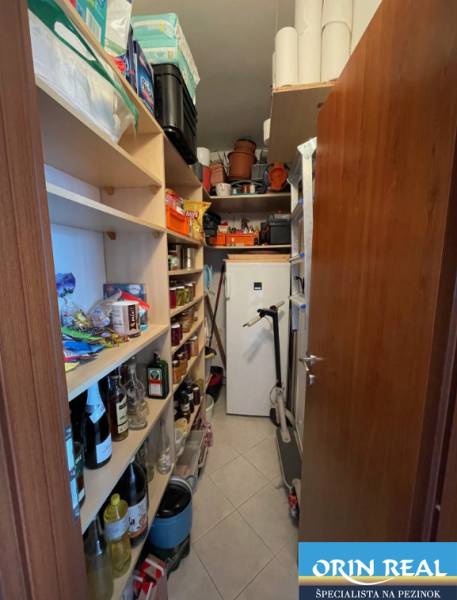 PREDAJ PRIESTRANNÉHO 3 IZB. BYTU NA MUŠKÁTE S GARÁŽOVÝM STÁTIM - Komora s policami plnými potravín a domácich potrieb v 3-izbovom byte.