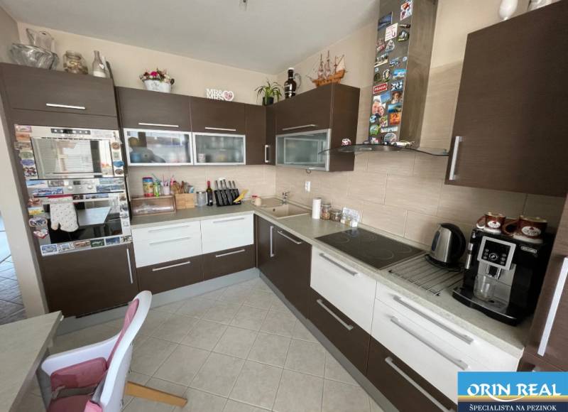 PREDAJ PRIESTRANNÉHO 3 IZB. BYTU NA MUŠKÁTE S GARÁŽOVÝM STÁTIM - Kuchyňa v 3-izbovom byte s kuchynskou linkou a podlahou z dlaždíc.