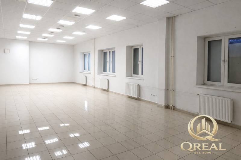 *Prenájom SKLADU 110m2 na Trenčianskej ul. BA-RUŽINOV.** BEZ PROVÍZIE* - Priestranné kancelárie s dlažbou, bielymi stenami a stropným osvetlením.