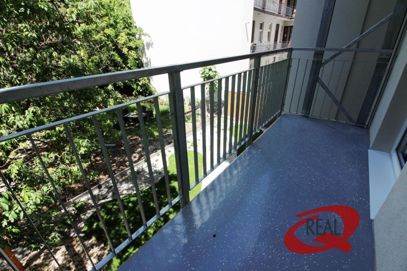 **BEZ PROVÍZIE**MODERNÝ BYT SO ZARIADENÍM NA MIERU** - Balkón v 2-izbovom byte, Jelenia ulica, Bratislava - Staré Mesto, s výhľadom na zeleň.