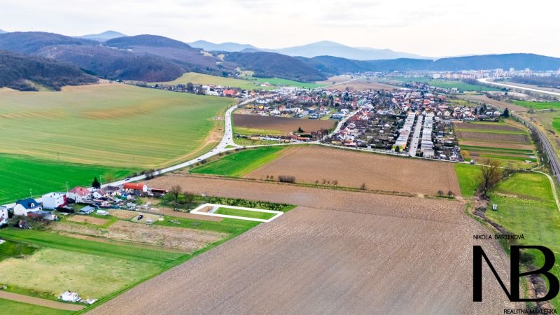 Na predaj slnečný pozemok v zastavanom území obce Dobrá, 998 m²