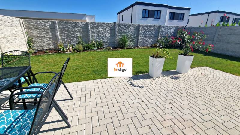 PRENÁJOM - 4 izbový rodinný dom, ktorý je súčasťou dvojdomu   - Záhrada pri rodinnom dome na Jastrabej ulici v Chorvátskom Grobe so zadláždenou terasou.