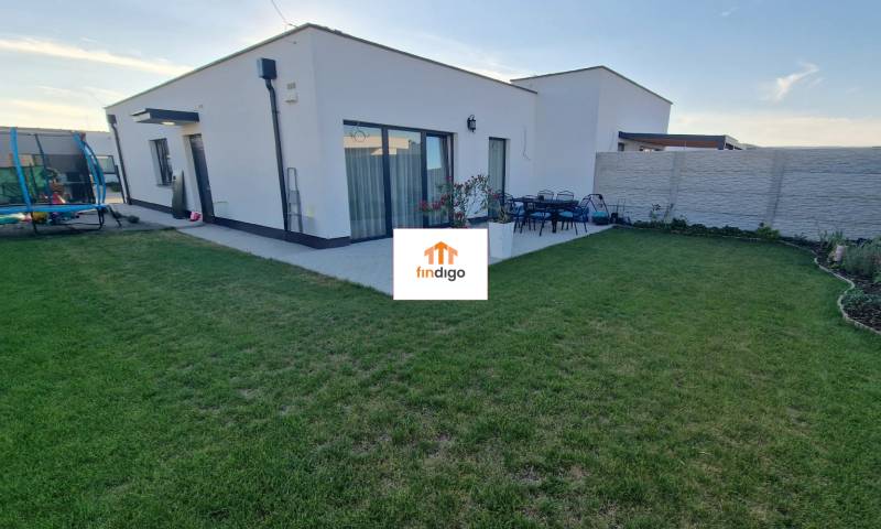 PRENÁJOM - 4 izbový rodinný dom, ktorý je súčasťou dvojdomu   - Rodinný dom v Chorvátskom Grobe s trávnikom, terasou a trampolínou na záhrade.