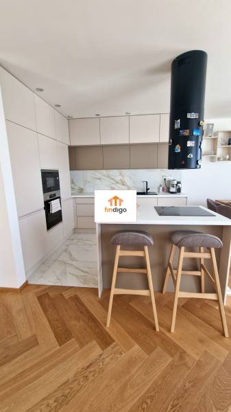 PRENÁJOM - 4 izbový rodinný dom, ktorý je súčasťou dvojdomu   - Kuchyňa v rodinnom dome s ostrovčekom a podlahou s dreveným dekorom.