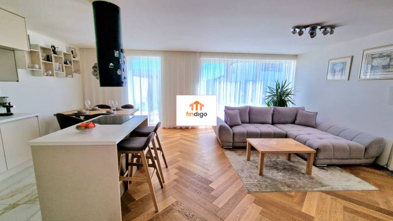 PRENÁJOM - 4 izbový rodinný dom, ktorý je súčasťou dvojdomu   - Obývačka v rodinnom dome s pohovkou, barovými stoličkami a podlahou s dreveným dekorom.