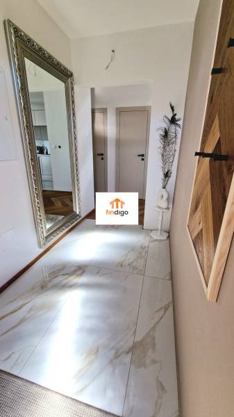 PRENÁJOM - 4 izbový rodinný dom, ktorý je súčasťou dvojdomu   - Interiér v rodinnom dome s veľkým zrkadlom a dlažbou s mramorovým vzhľadom.