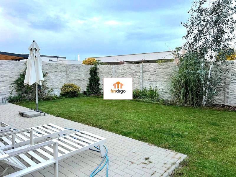 PRENÁJOM - 4 izbový rodinný dom, ktorý je súčasťou dvojdomu   - Rodinný dom v Chorvátskom Grobe s terasou, trávnikom a záhradným nábytkom pri kamennom plote.