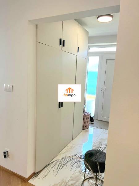 PRENÁJOM - 4 izbový rodinný dom, ktorý je súčasťou dvojdomu   - Svetlá predsieň s dlažbou, úložným priestorom a štýlovými dverami v rodinnom dome.