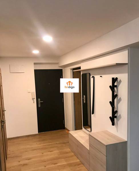 PRENÁJOM - 3-izbový krásny kompletne zrekonštruovaný byt - Mostná - Chodba s podlahou dreveného dekoru a úložným priestorom v 3-izbovom byte.