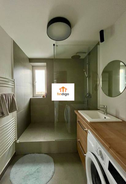 PRENÁJOM - 3-izbový krásny kompletne zrekonštruovaný byt - Mostná - Kúpeľňa v 3-izbovom byte s vaňou, umývadlom a práčkou.