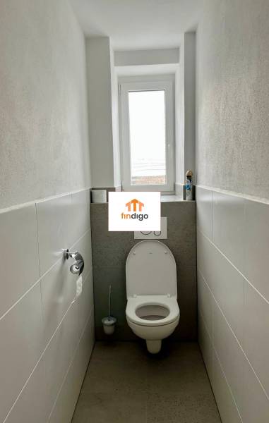 PRENÁJOM - 3-izbový krásny kompletne zrekonštruovaný byt - Mostná - Kúpeľňa v 3-izbovom byte s toaletou a oknom, jednoduchý štýl.