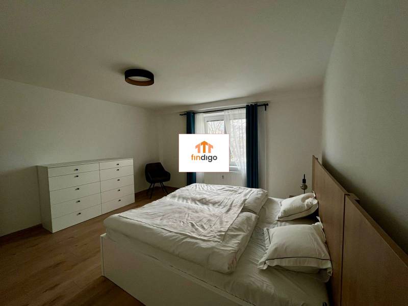 PRENÁJOM - 3-izbový krásny kompletne zrekonštruovaný byt - Mostná - Spálňa v 3-izbovom byte s podlahou s dreveným dekorom a štýlovým svetlom.