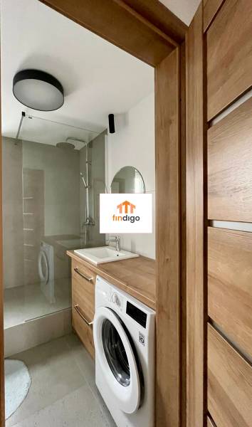 PRENÁJOM - 3-izbový krásny kompletne zrekonštruovaný byt - Mostná - Kúpeľňa so sprchovým kútom, umývadlom a práčkou v 3-izbovom byte.