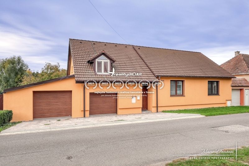 NOVÁ CENA - 5-izbový rodinný dom, dve garáže a krásny pozemok Špačince - Rodinný dom na ulici Špačince v Špačinciach so šikmou strechou a garážou.