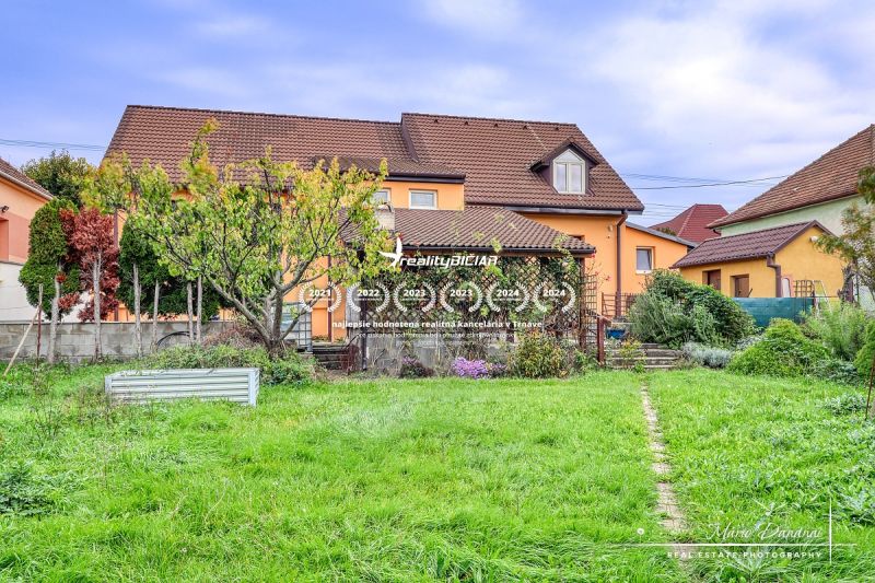 NOVÁ CENA - 5-izbový rodinný dom, dve garáže a krásny pozemok Špačince - Rodinný dom v Špačinciach s rozľahlou záhradou, trávnikom a terasou na ulici Špačince.