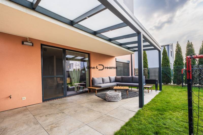 NA PREDAJ Krásny domček v Ivánke pri Nitre - Terasa a záhrada rodinného domu v Ivanke pri Nitre s výhľadom na posedenie.