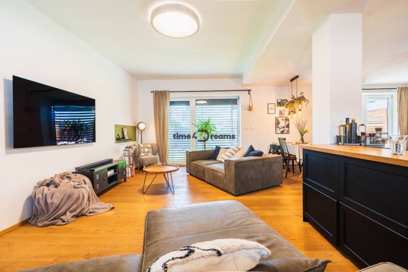 NA PREDAJ Krásny domček v Ivánke pri Nitre - Obývacia izba v Rodinnom dome s podlahou s dreveným dekorom a pohodlným nábytkom.