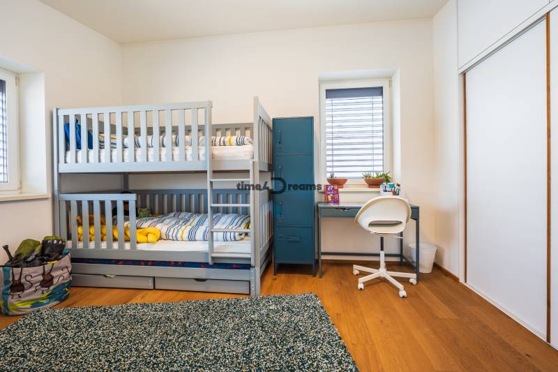 NA PREDAJ Krásny domček v Ivánke pri Nitre - Detská izba v rodinnom dome s poschodovou posteľou, pracovným stolom a podlahou s dreveným dekorom.