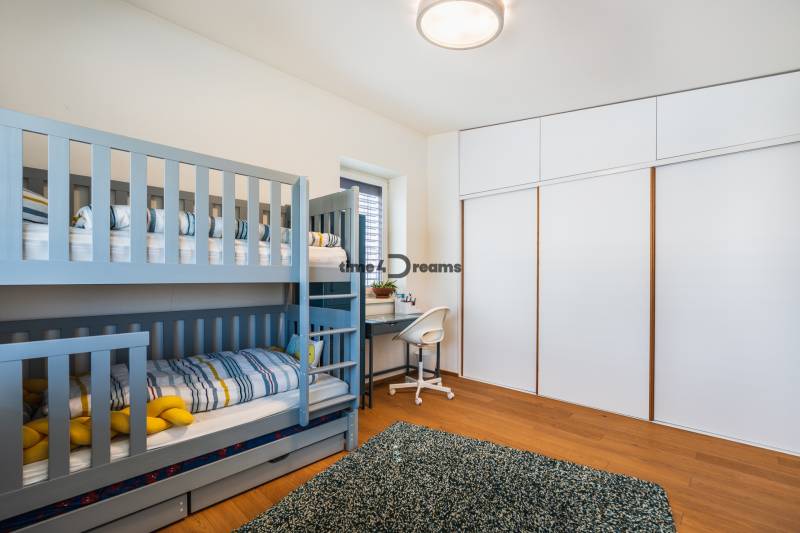 NA PREDAJ Krásny domček v Ivánke pri Nitre - Detská izba v rodinnom dome s poschodovou posteľou, stolom a podlahou s dreveným dekorom.