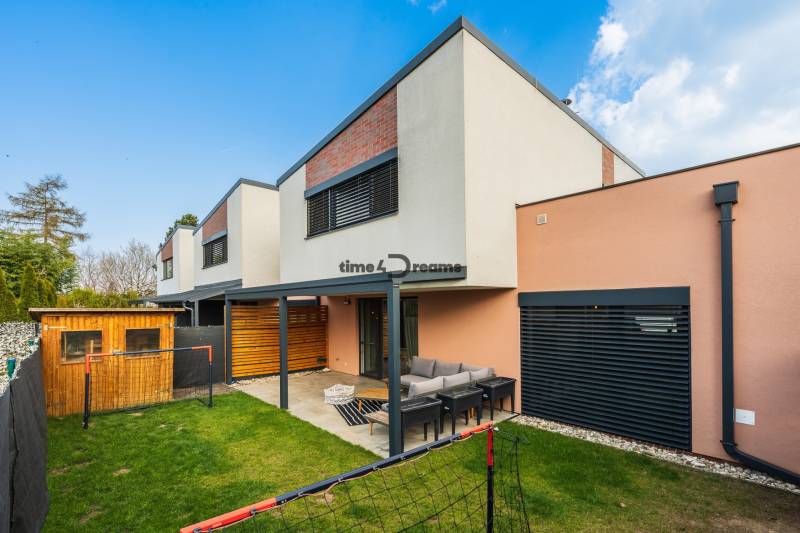 NA PREDAJ Krásny domček v Ivánke pri Nitre - Rodinný dom v Ivanke pri Nitre s terasou, záhradným domčekom a trávnikom.