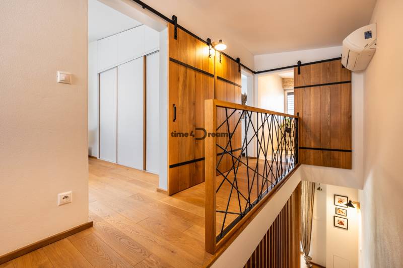 NA PREDAJ Krásny domček v Ivánke pri Nitre - Interiér rodinného domu s podlahou s dreveným dekorom a priestrannými posuvnými dverami.