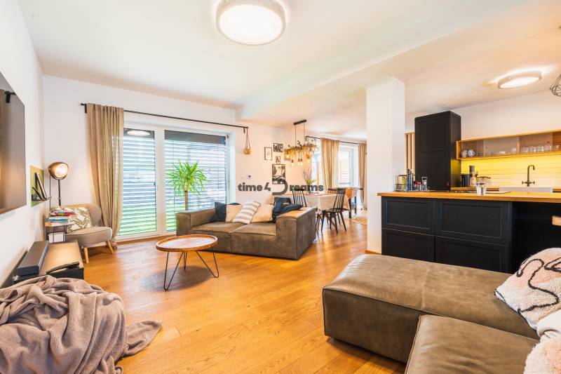 NA PREDAJ Krásny domček v Ivánke pri Nitre - Obývacia izba s podlahou s dreveným dekorom v rodinnom dome, otvorený priestor s kuchyňou.