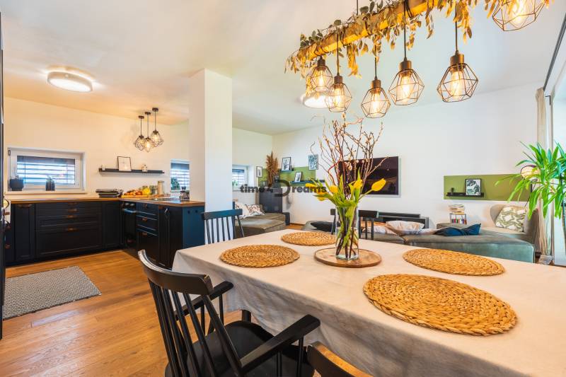 NA PREDAJ Krásny domček v Ivánke pri Nitre - Jedáleň a obývačka v rodinnom dome s podlahou s dreveným dekorom.