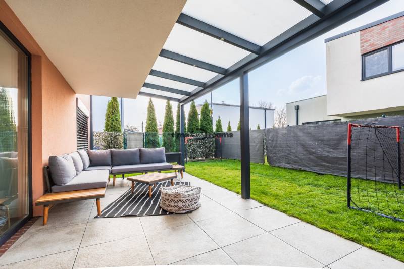 NA PREDAJ Krásny domček v Ivánke pri Nitre - Terasa rodinného domu v Ivanke pri Nitre s vonkajším posedením a trávnikom.