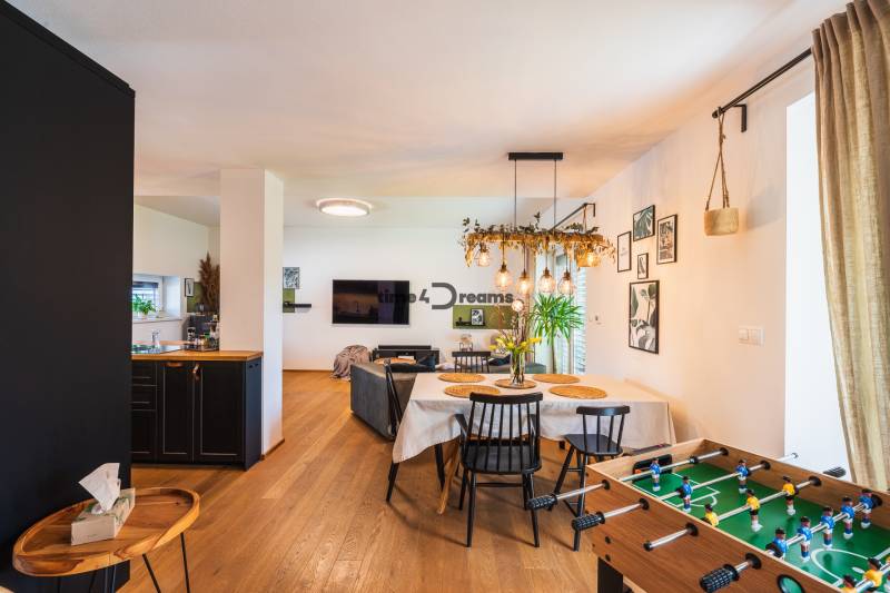 NA PREDAJ Krásny domček v Ivánke pri Nitre - Interiér rodinného domu s podlahou s dreveným dekorom, jedálenským stolom a stolným futbalom.