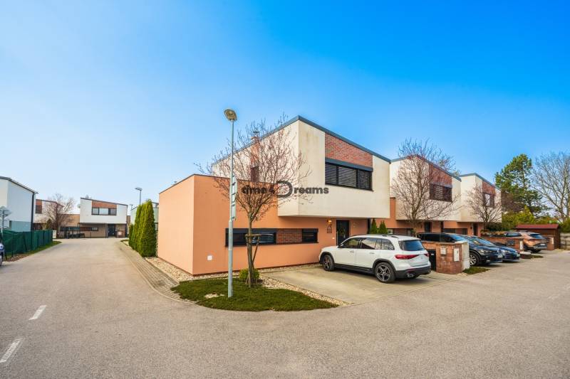 NA PREDAJ Krásny domček v Ivánke pri Nitre - Rodinný dom v Ivanke pri Nitre s priestranným parkovaním a jasnou oblohou.