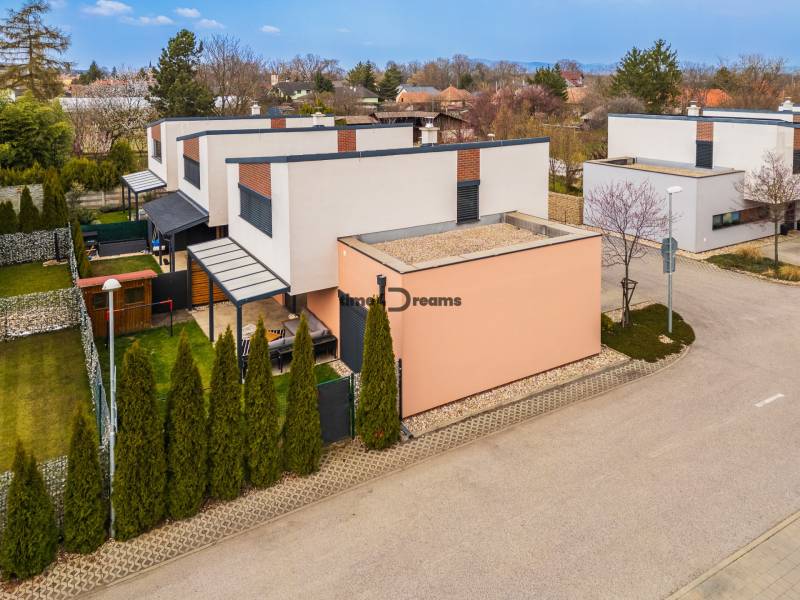 NA PREDAJ Krásny domček v Ivánke pri Nitre - Rodinný dom v Ivanke pri Nitre s modernou architektúrou a upravenými záhradami.