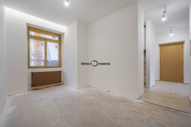 NA PREDAJ štýlový byt v centre Nitry  - Interiér v 3-izbovom byte s bielymi stenami a plastovým oknom.