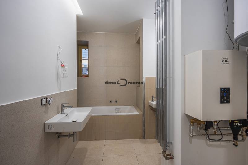 NA PREDAJ štýlový byt v centre Nitry  - Kúpeľňa s vaňou a kúrením v 3-izbovom byte s modernými prvkami.