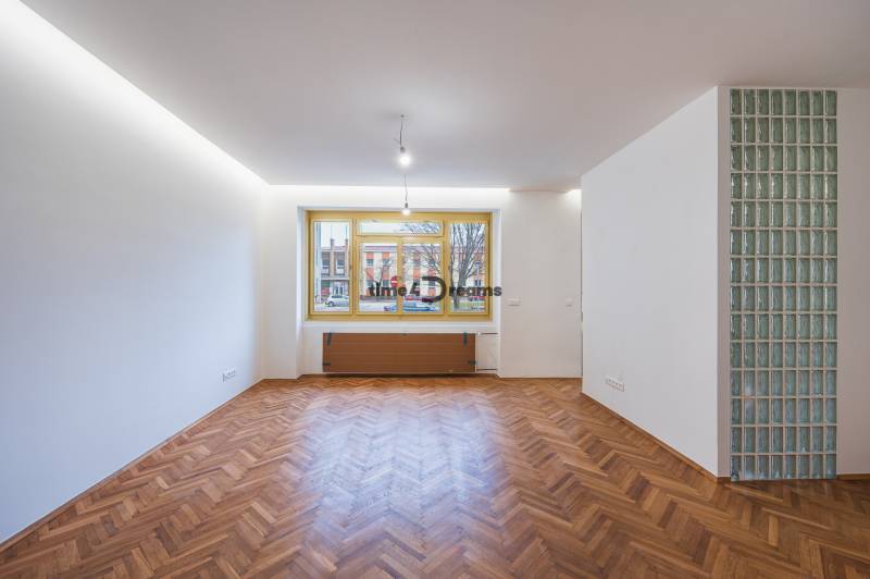 NA PREDAJ štýlový byt v centre Nitry  - Obývacia izba v 3-izbovom byte s oknom a podlahou s dreveným dekorom.