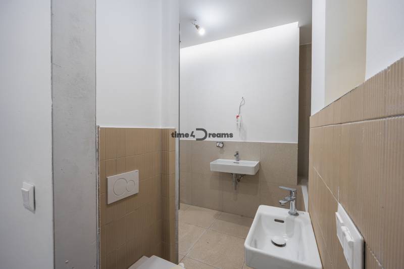 NA PREDAJ štýlový byt v centre Nitry  - Kúpeľňa s dvoma umývadlami a toaletou v 3-izbovom byte, dlažba v neutrálnych odtieňoch.